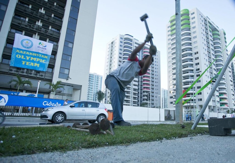 Operário faz os últimos retoques na Vila Olímpica: previsão de conclusão nesta quinta-feira. | Albari Rosa/Gazeta do Povo