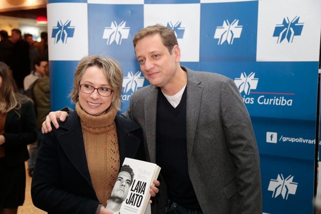 Delegada Érica Marena posa para foto com Vladimir Netto | Foto: Pedro Serápio/Gazeta do Povo