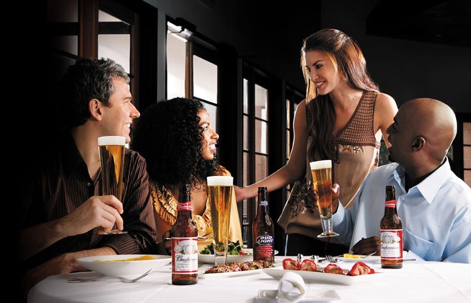 A AB InBev comercializa, entre outras, as marcas Budweiser e Stella Artois | Divulgação