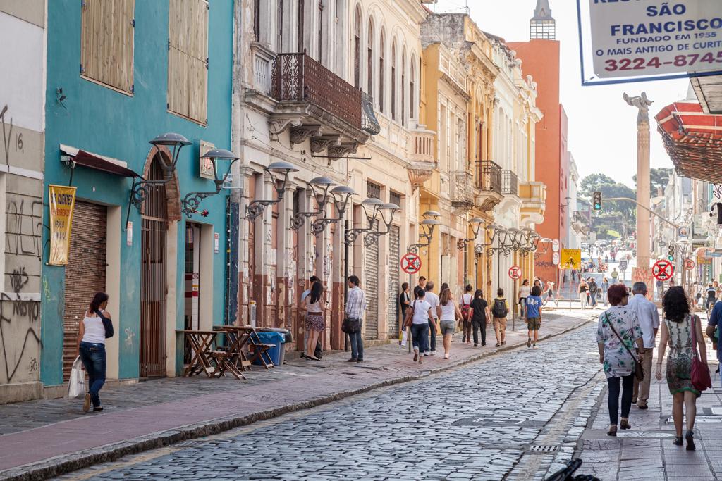 Rua São Francisco: para o bem e para o mal, é exemplo de via usada, efetivamente, como espaço público em Curitiba. | Fernando Zequinão/Gazeta do Povo