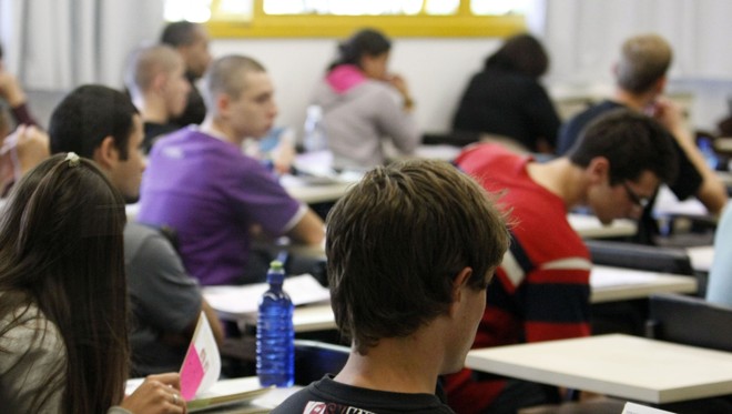 No Brasil, levantamento mostra que os adolescentes de 14 a 18 anos estão dormindo mal e enfrentando distúrbios do sono | Felipe Rosa /Gazeta do Povo