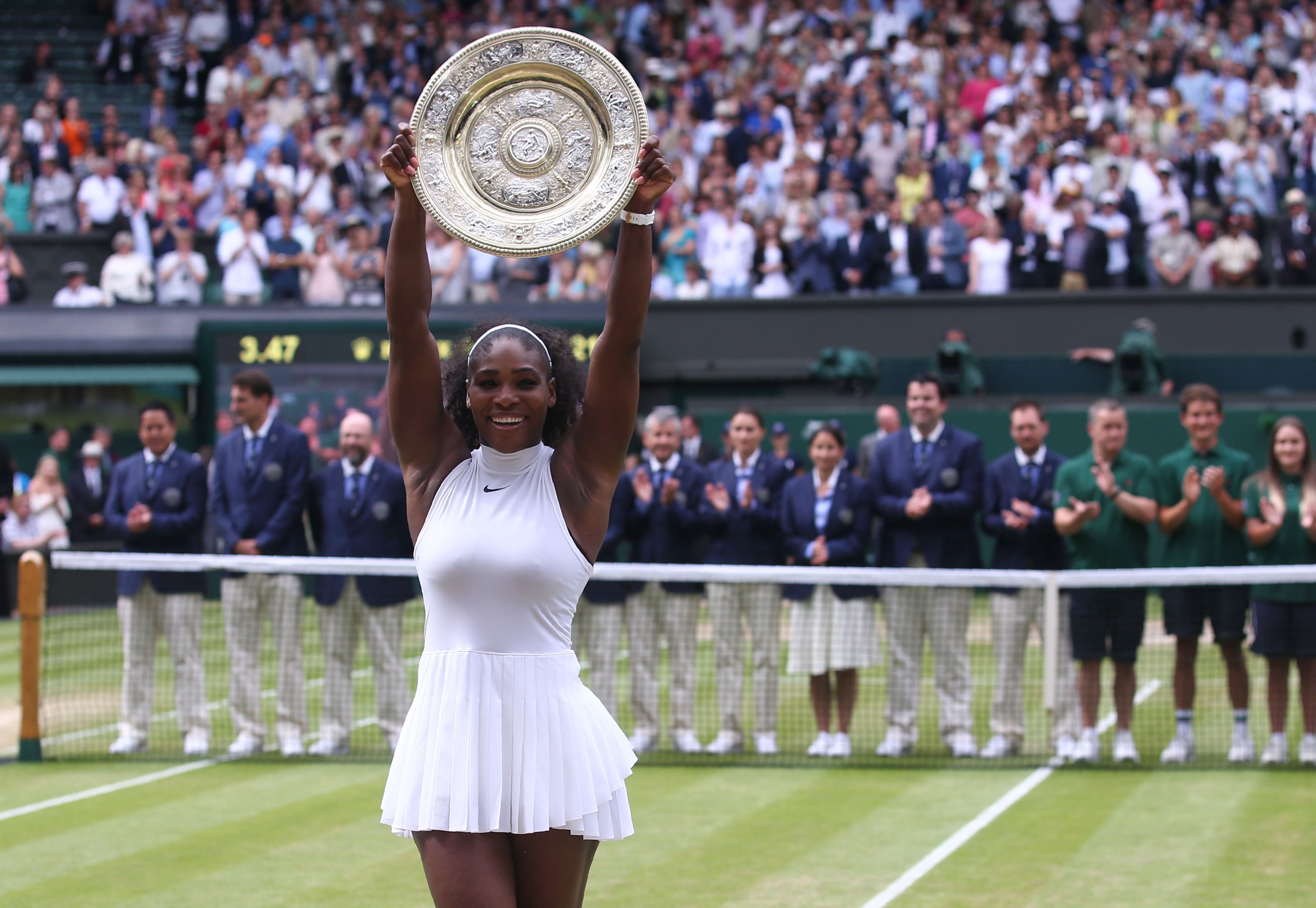 O novo título na grama de Wimbledon é a 71.ª taça da carreira de Serena, que só havia ganhado um torneio em 2016, em Roma. | Justin Tallis/AFP
