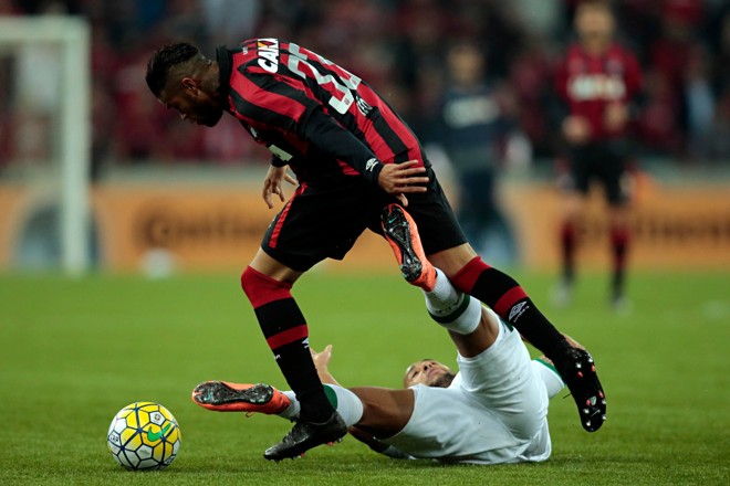 Léo, lateral-direito rubro-negro, deixa a marcação no chão para ficar livre com a bola no duelo com a Chapecoense. | Albari Rosa/Gazeta do Povo