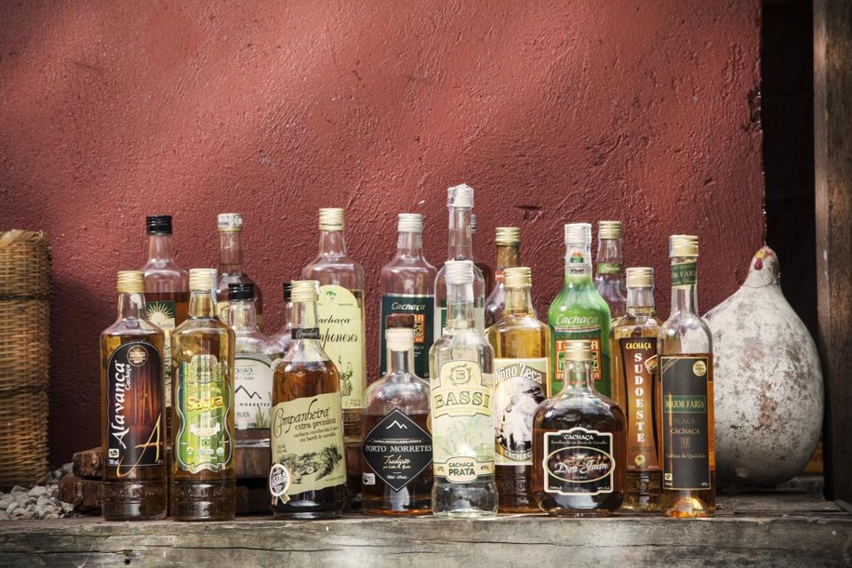 A cachaça é um dos produtos típicos brasileiros considerados patrimônio cultural nacional. Mas especialistas acreditam que as cidades poderiam ‘tombar” mais produtos e negócios que fazem parte da sua identidade local. | Alexandre Mazzo/Gazetado Povo