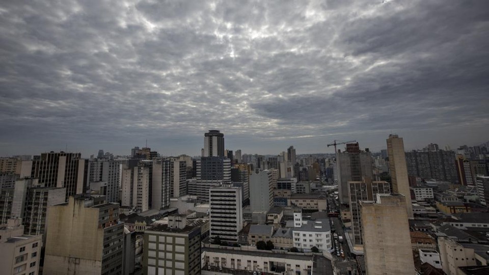 Gerar energia solar na “cinzenta” Curitiba é mais econômico que na Bahia Segundo especialista, quanto mais alto o custo da luz, mais rentável é um sistema solar. | Brunno Covello/Gazeta do Povo
