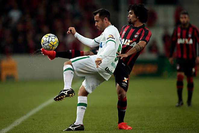 Mais rápido do que o adversário, o volante Otávio se dá melhor no combate ao argentino Martinuccio, da Chapecoense. | Albari Rosa/Gazeta do Povo