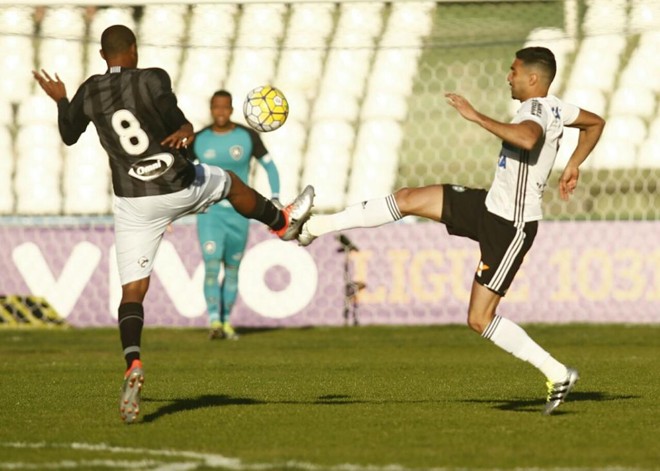 Alan Santos divide com jogador do Botafogo no Couto Pereira. | Marcelo Andrade Gazeta do Povo
