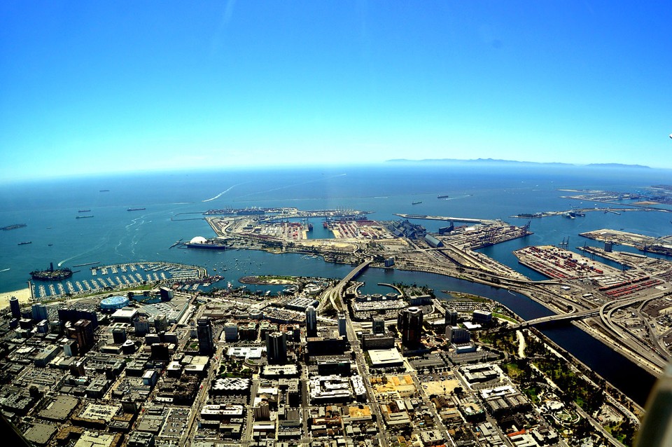 Los Angeles planeja armazenar eletricidade conectando 18 mil baterias A matriz, a ser construída em Long Beach, envolve 18 mil baterias de íon-lítio. | /