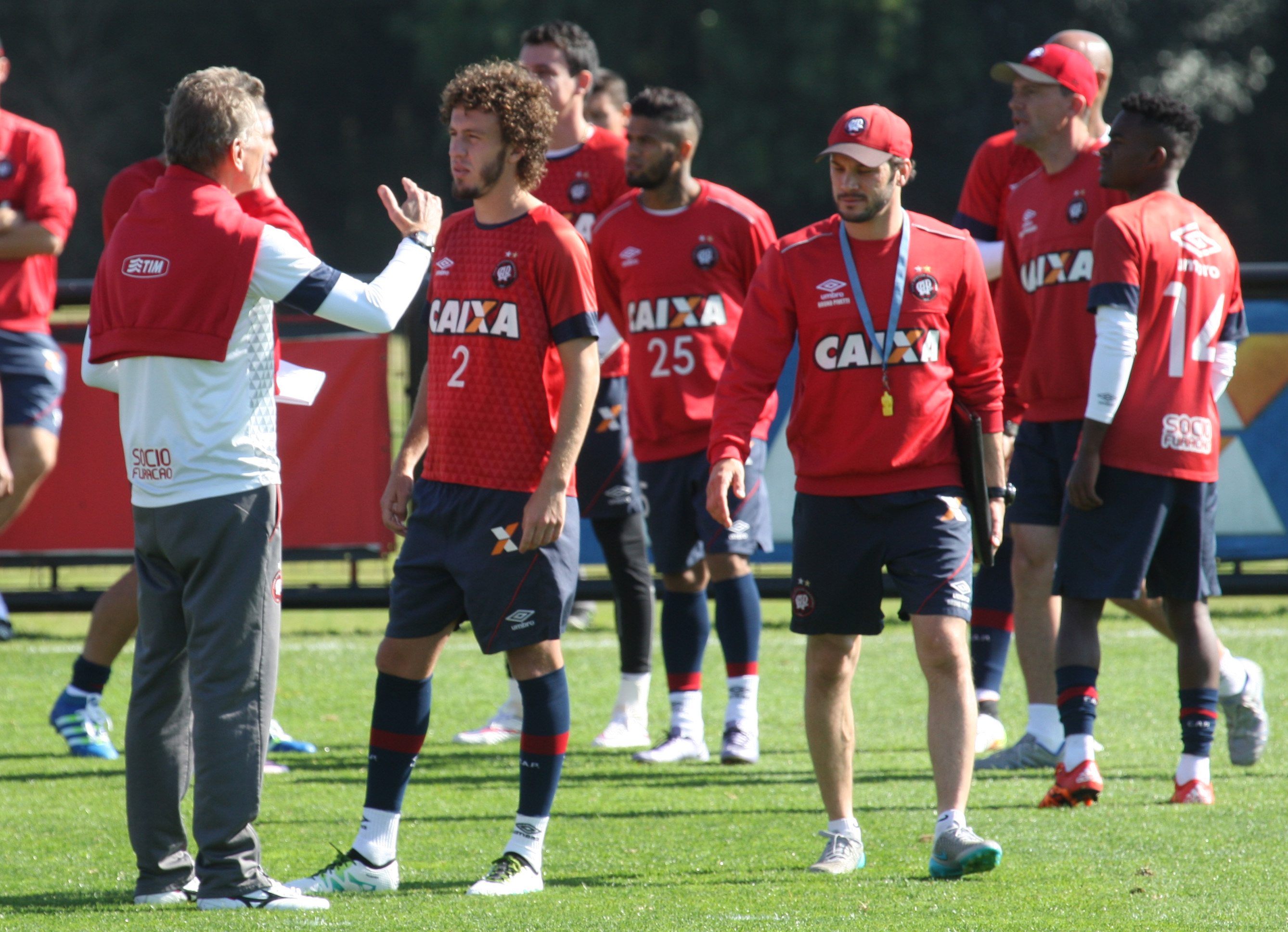 Paulo Autuori conversa com o lateral-direito Galhardo em treino no CT do Caju. | Aniele Nascimento/Gazeta do Povo
