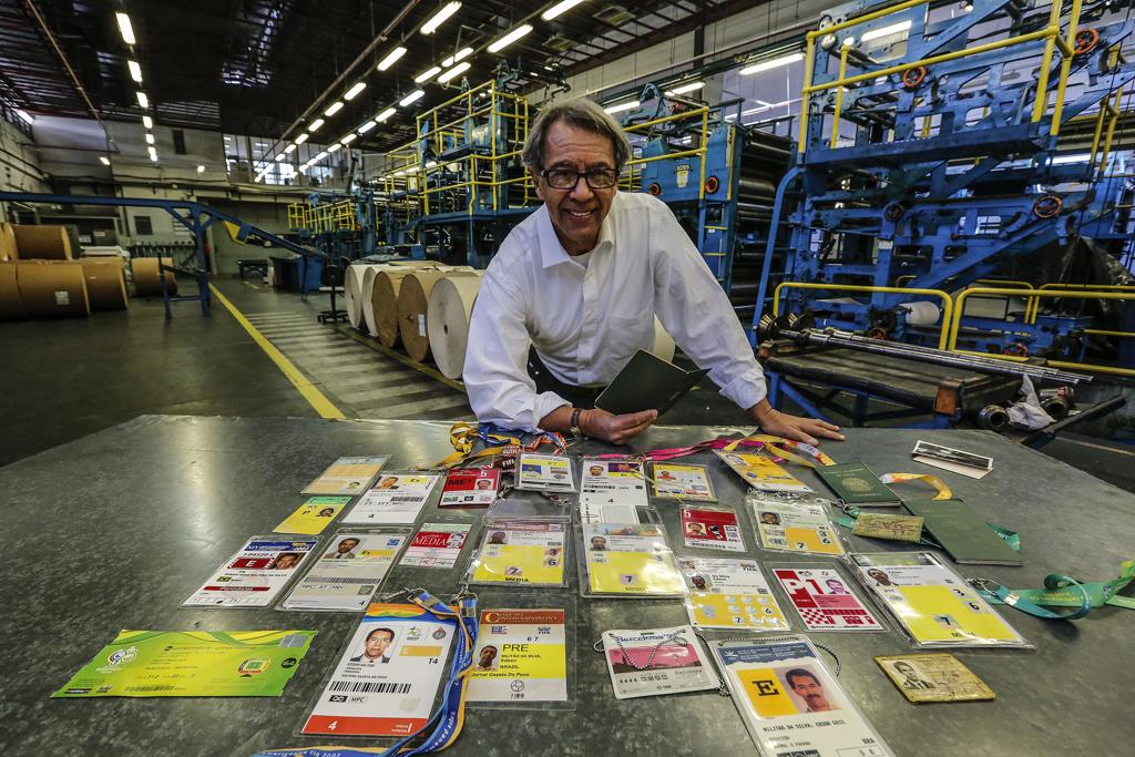 Edson Militão e parte da coleção de credenciais que ao longo de 50 anos de coberturas internacionais. | Jonathan Campos/Gazeta do Povo