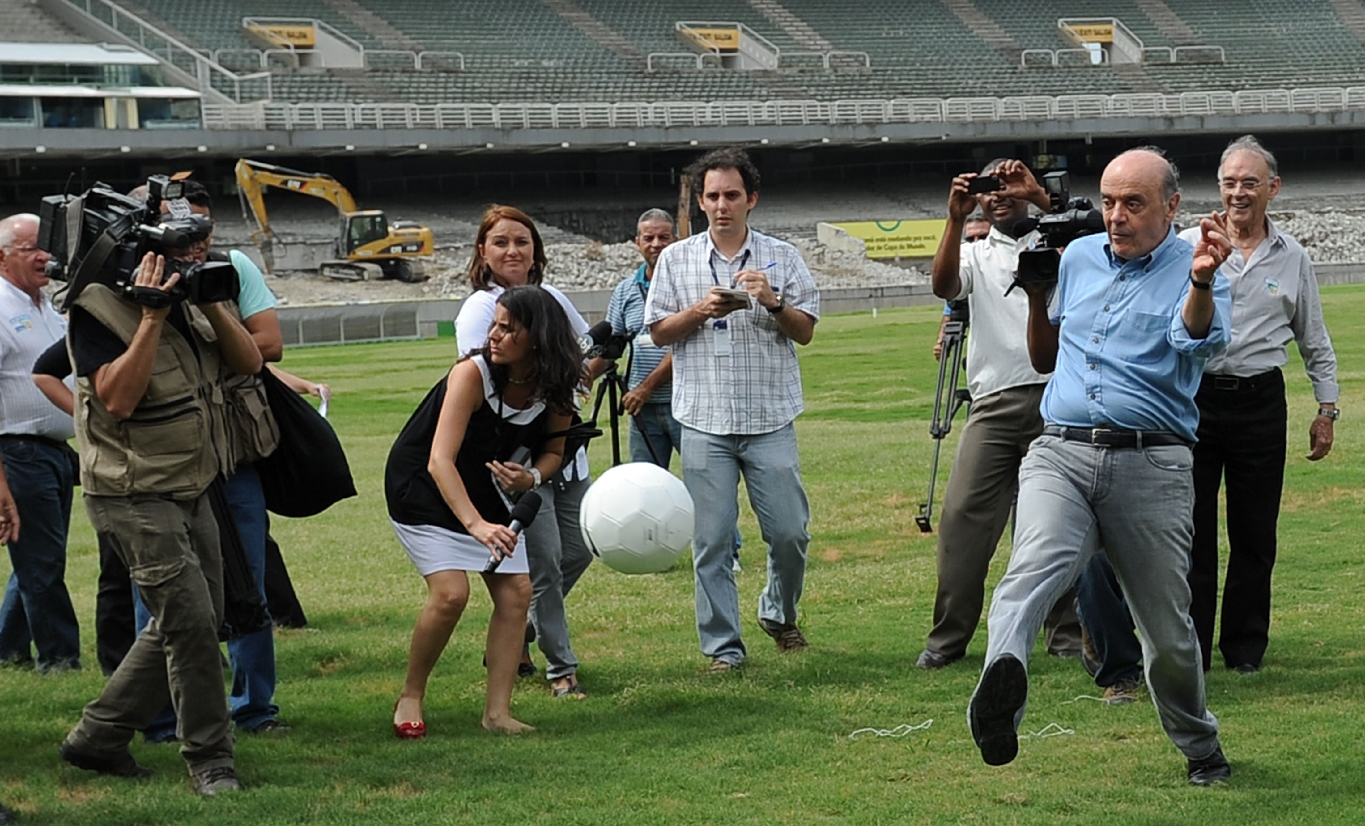 Serra jogando bola na campanha eleitoral de 2010. Ele voltaria a cometer o mesmo “erro” em 2012. | Vanderlei Almeida/AFP