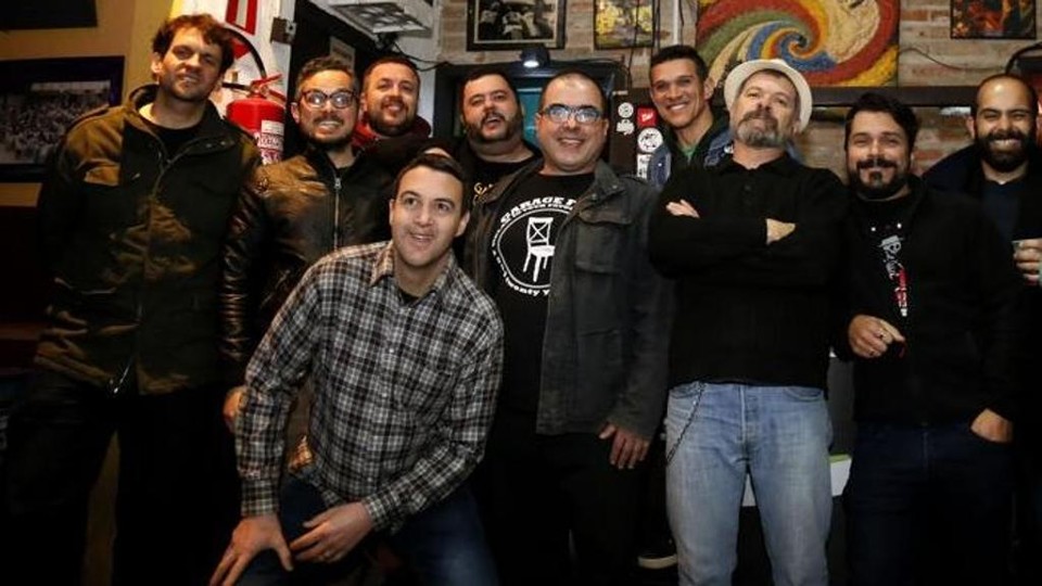 Da esquerda para a direita: Ricardo Bastos ( Relespública), André Vlod (Fuksy Faluta), Carlão ( Anões de Jardim) , Dudu Munhoz ( Pinheads) , Fábio Elias  (Relespública), Júlio Linhares (Pinheads) ,  Márcio Tadeu (Os Cervejas)., JR. Ferreira (92°) , Nilo  (Boi Mamão)  e André Massad (Resist Control). | Pedro Serápio/Gazeta do Povo