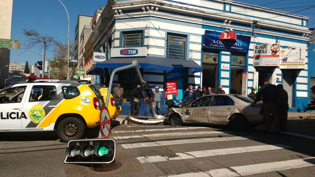 Acidente da Rua Treze de Maio atrapalhou o trânsito a região central de Curitiba. | Flávia Barros /Banda B