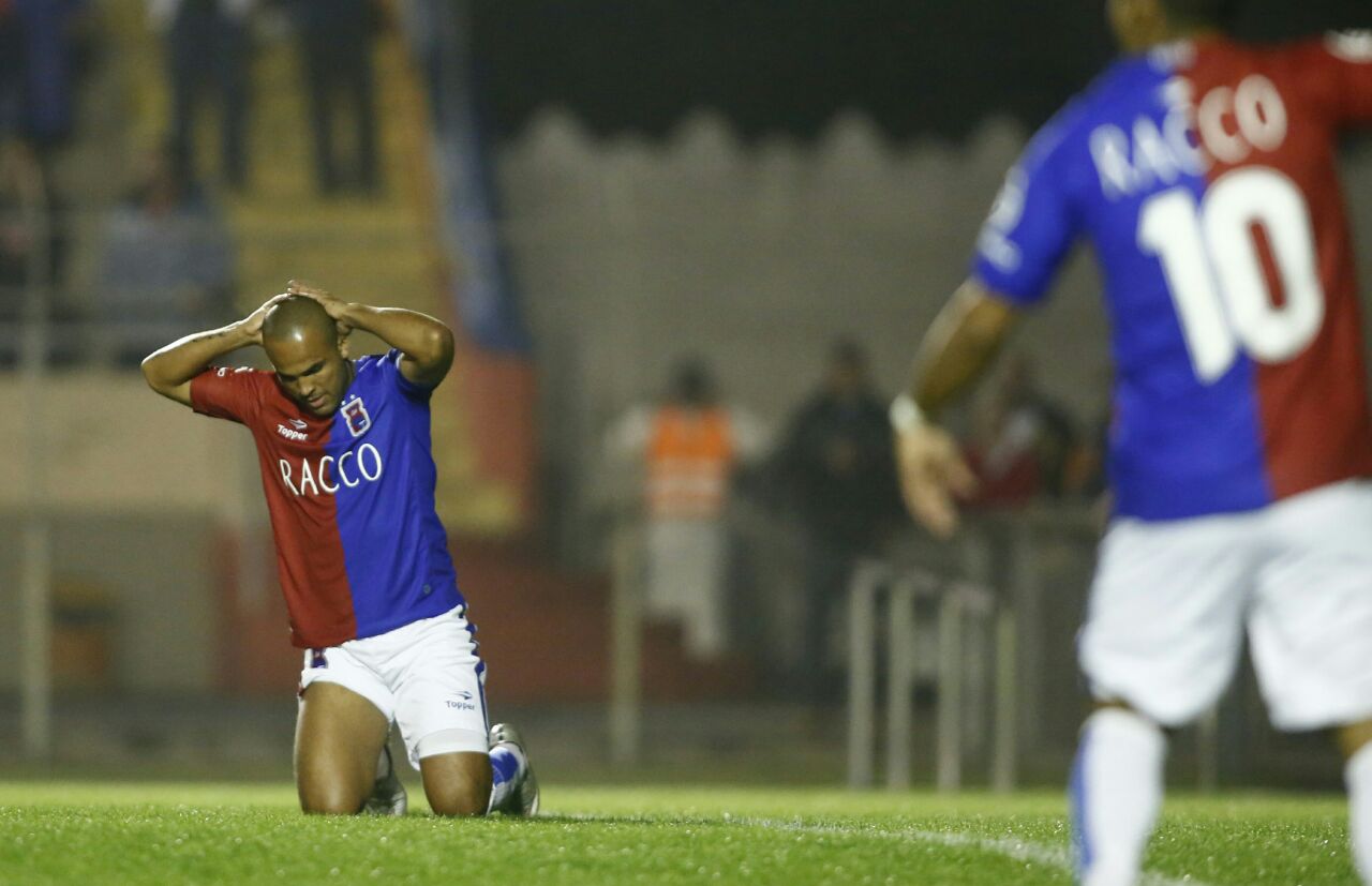 Lúcio Flávio lamenta gol perdido no empate com o Paysandu | Hugo Harada/Gazeta do Povo
