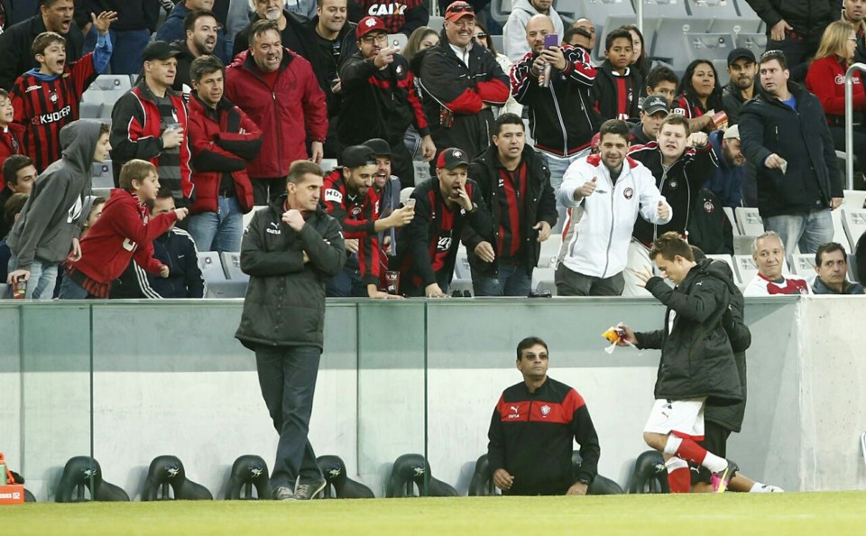 Dagoberto se irrita com os torcedores ao ser substituído. | Hugo Harada/Gazeta do Povo