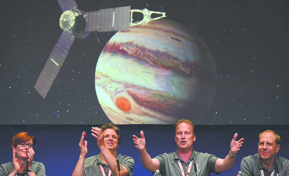 Cientistas da Nasa comemoram o sucesso parcial da missão. | Robyn Beck/AFP