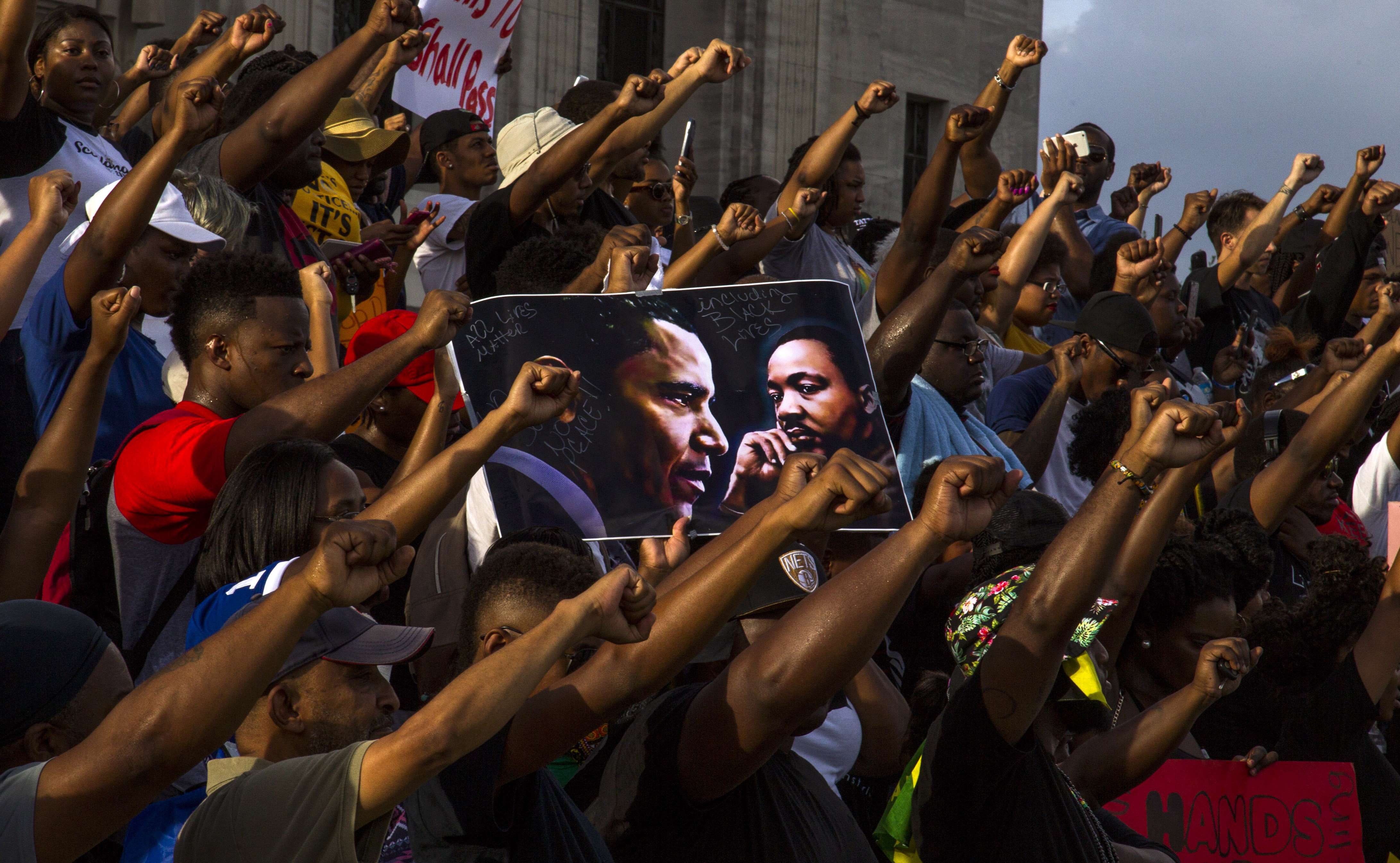 Manifestantes se reúnem para protestar contra o assassinato de Alton Sterling | MARK WALLHEISER/AFP
