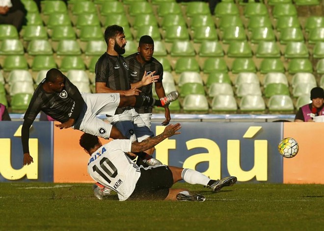 Kazim não economiza e entra forte na marcação. | Marcelo Andrade Gazeta do Povo