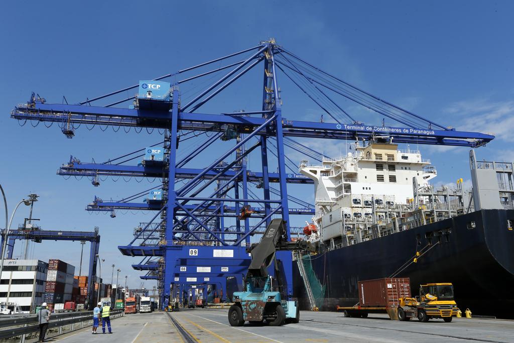 Atualmente, Paranaguá movimenta 40% do fertilizante comprado no exterior. | Hugo Harada/Gazeta do Povo