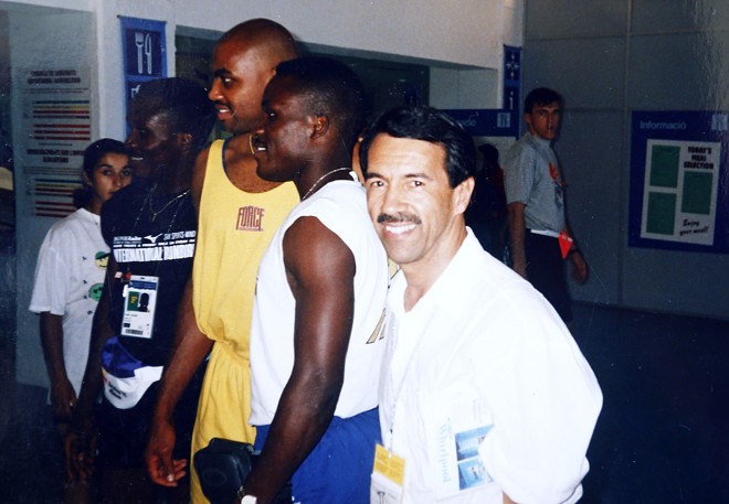 Militão com Charles Barkley (de amarelo), craque do Dream Team na Olimpíada de Barcelona-1992. | Arquivo pessoal