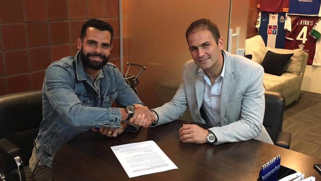 Ilan assina contrato para ser o representante do empresário Marcelo Lipatín na França. | Reprodução/Facebook
