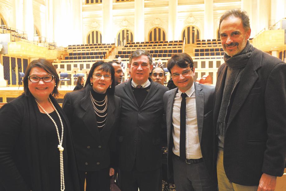 Na apresentação da Camerata Antiqua de Curitiba, na Sala São Paulo, na segunda-feira, a cantora lírica Marília Vargas, a coordenadora de Música Erudita da FCC, Janete Andrade (ambas à esq.), o presidente da FCC, Marcos Cordiolli, o presidente do ICAC, Marino Jr., e o diretor da revista Concerto, Nelson Kunze. | Gilson Camargo