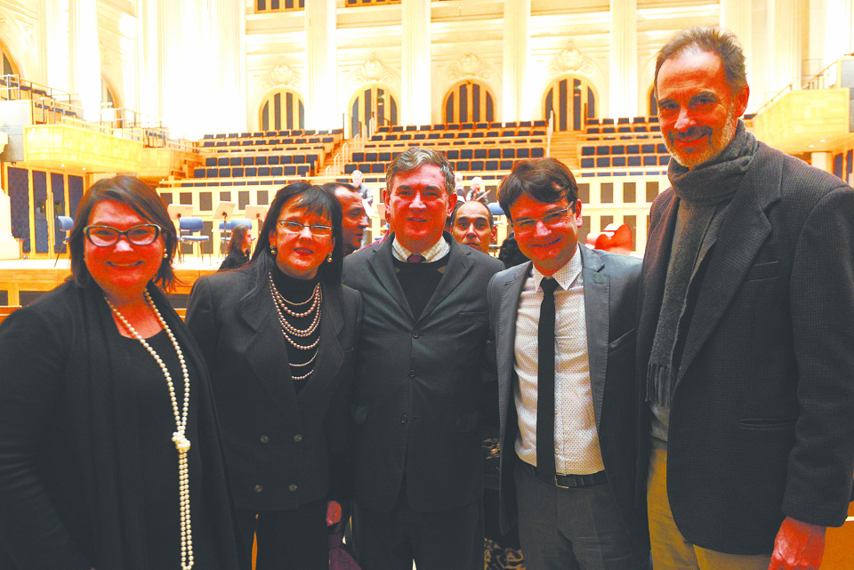 Na apresentação da Camerata Antiqua de Curitiba, na Sala São Paulo, na segunda-feira, a cantora lírica Marília Vargas, a coordenadora de Música Erudita da FCC, Janete Andrade (ambas à esq.), o presidente da FCC, Marcos Cordiolli, o presidente do ICAC, Marino Jr., e o diretor da revista Concerto, Nelson Kunze. | Gilson Camargo