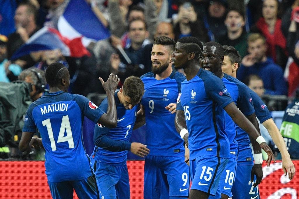 Franceses comemoram  gol de Giroud (centro) na vitória sobre a Islândia