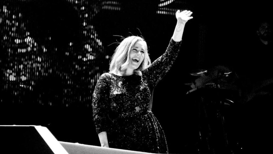 Adele, durante show na Bélgica, em junho deste ano: “25” está no topo das vendas de álbuns em 2016,  com 1,4 milhão de cópias. | /Divulgação