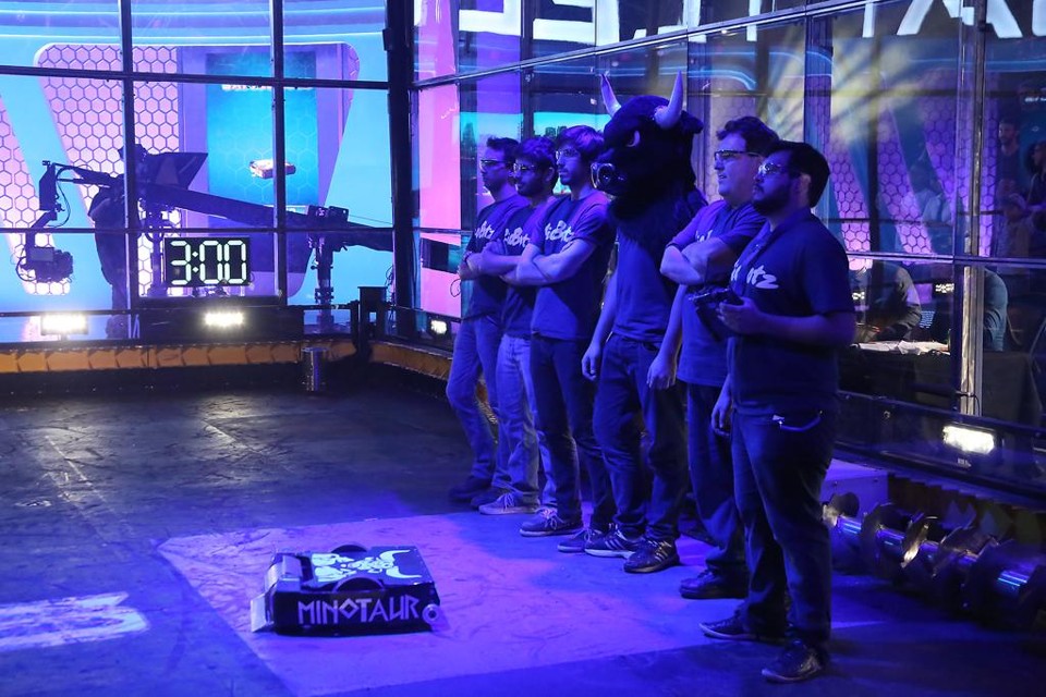Equipe da RioBotz e o robô Minotaur, que já venceu duas lutas da competição BattleBots, nos Estados Unidos | /Divulgação