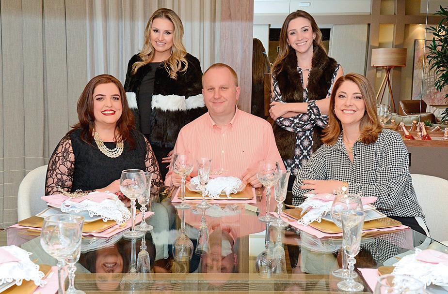 As arquitetas Samara Barbosa e Fernanda Heller (em pé), com os anfitriões da noite, Valéria e Cristofer Dechton, e a designer Carla Gil Heller, no jantar promovido pela Casa da Polônia, na última sexta-feira, para arquitetos e designers parceiros da marca na Casa Cor Paraná. | Gerson Lima