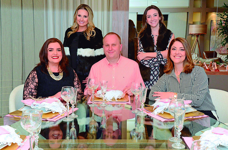 As arquitetas Samara Barbosa e Fernanda Heller (em pé), com os anfitriões da noite, Valéria e Cristofer Dechton, e a designer Carla Gil Heller, no jantar promovido pela Casa da Polônia, na última sexta-feira, para arquitetos e designers parceiros da marca na Casa Cor Paraná. | Gerson Lima