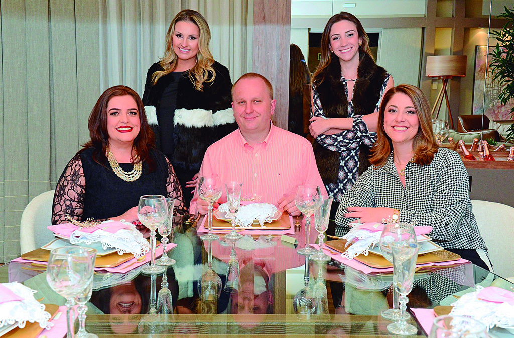 As arquitetas Samara Barbosa e Fernanda Heller (em pé), com os anfitriões da noite, Valéria e Cristofer Dechton, e a designer Carla Gil Heller, no jantar promovido pela Casa da Polônia, na última sexta-feira, para arquitetos e designers parceiros da marca na Casa Cor Paraná.