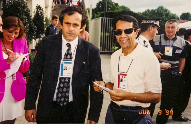 Militão e o craque francês e es-presidente da Uefa Michel Platini. | Arquivo pessoal