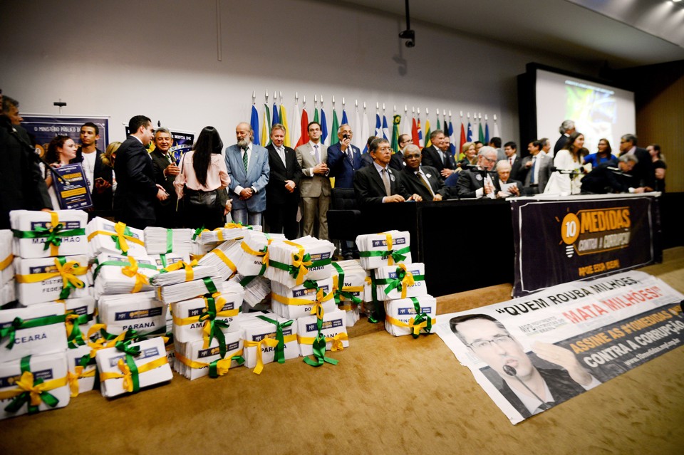 Ação popular com mais de 2 milhões de assinaturas de apoio ao pacote das dez medidas contra corrupção foi entregue ao Congresso em março | Wilson Dias/Agência Brasil