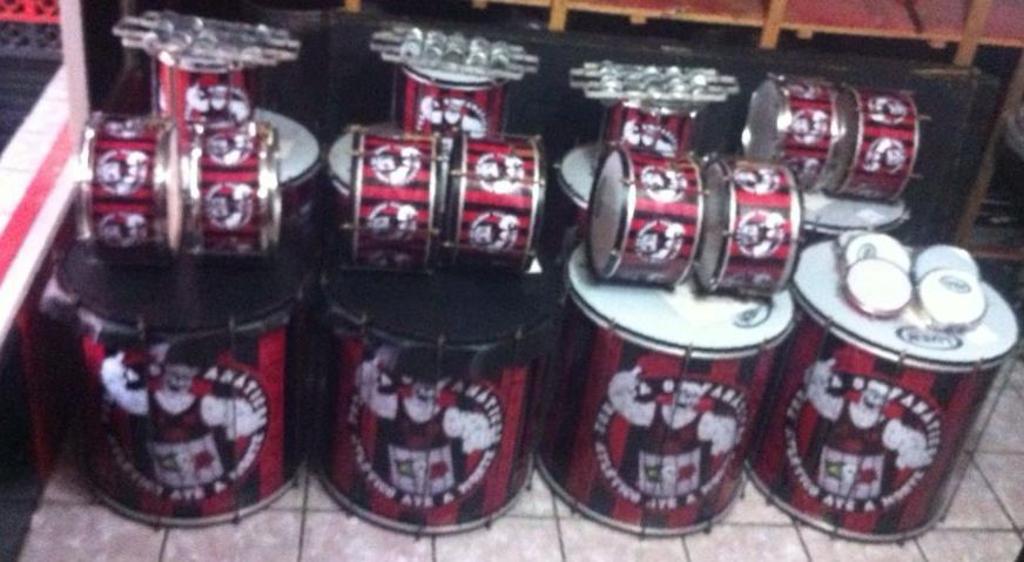 Material acústico da Fanáticos tem símbolos vetados na Baixada. | /