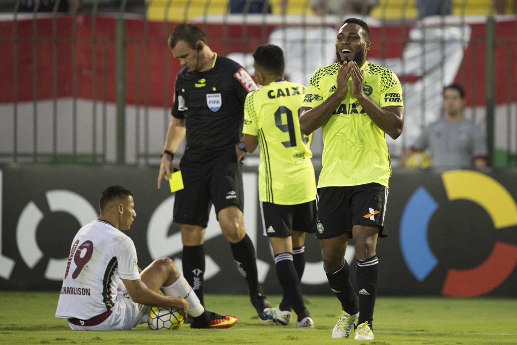 Zagueiro Luccas Claro reclama de falta marcada contra o Coritiba no empate sem gol com o Fluminense | Celso Pupo/Fotoarena / Folhapress