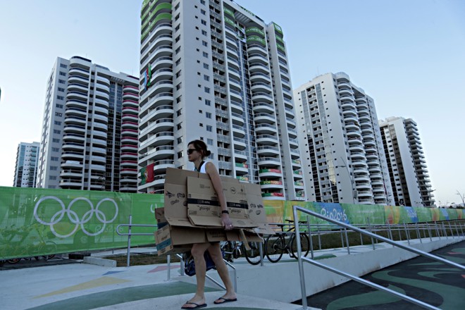 Atleta entra com caixas de papelão na Vila Olímpica da Rio-2016. | Albari Rosa/Gazeta do Povo