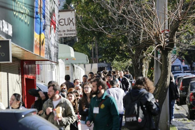 Houve fila para entrar no Círculo Militar. | Jonathan Campos Gazeta do Povo