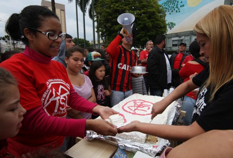 Movimento faz ato para “celebrar” demora na regulamentação do aluguel social em Curitiba | Aniele Nascimento/Gazeta do Povo