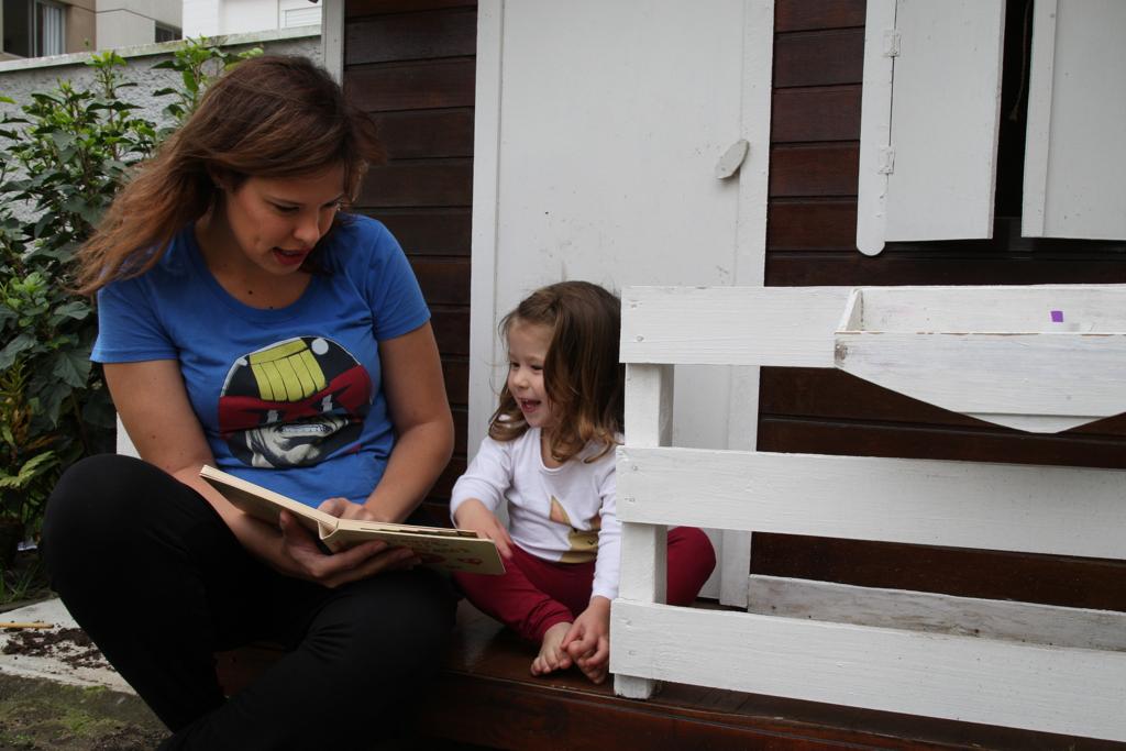 Alexa lê para a filha Chloé: brincando, a menina vai se acostumando a novas palavras | Aniele Nascimento/Gazeta do Povo