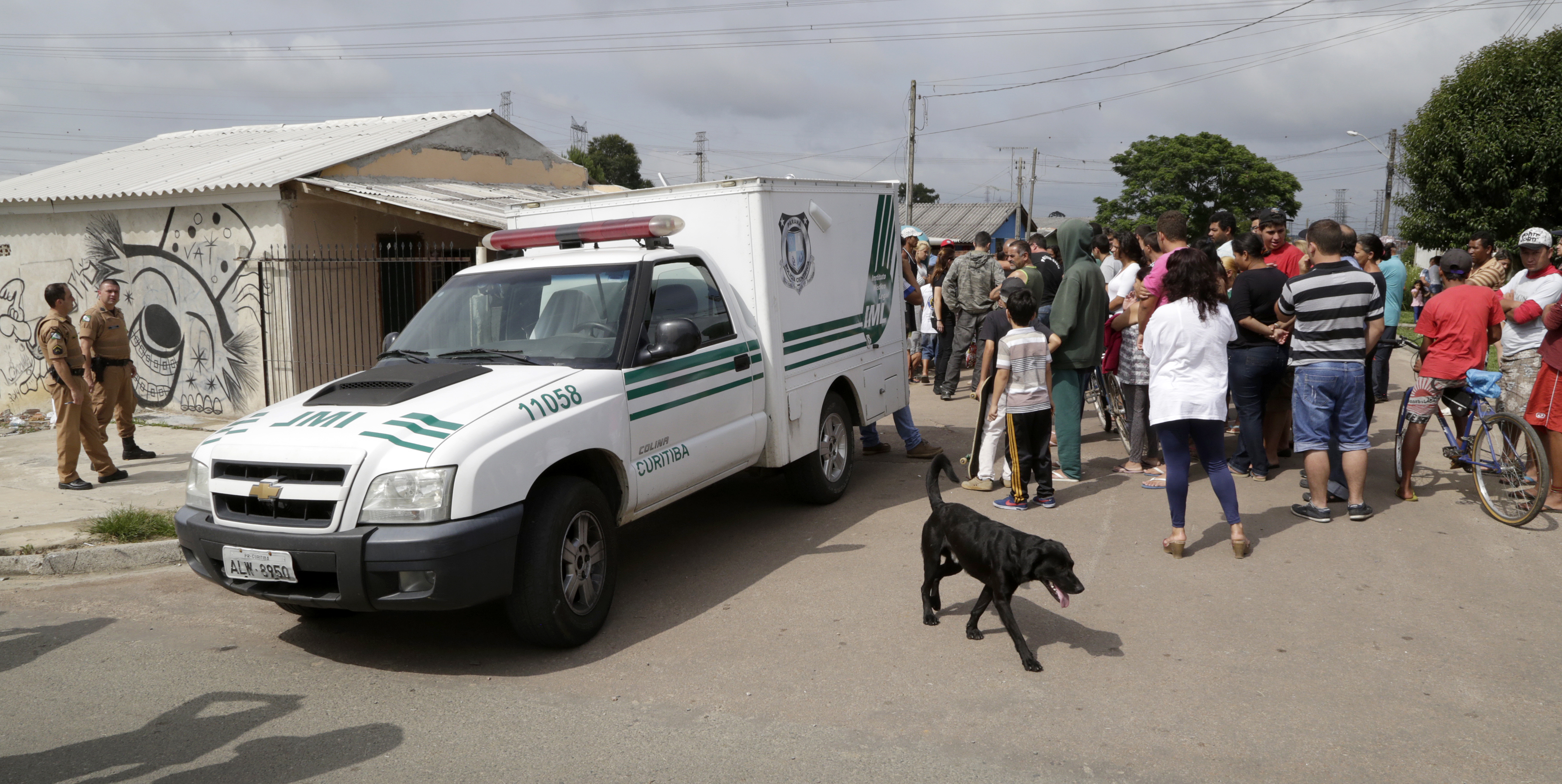 Carro do IML, em duplo homicídio no bairro Campo de Santana: unidade de Curitiba está com 170 corpos | ALIOCHA MAURICIO/Tribuna do Paraná