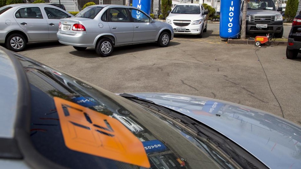 Venda de carros usados cresce à medida que cai a dos zero km Usados na faixa de R$ 30 mil a R$ 50 mil “sumiram” das lojas. | Henry Milleo/Gazeta do Povo