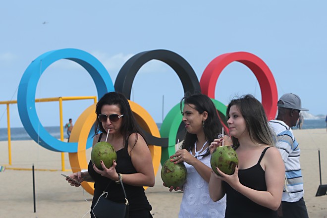 Turistas passam pelos anéis olímpicos na praia de Copacabana. | Albari Rosa/Gazeta do Povo