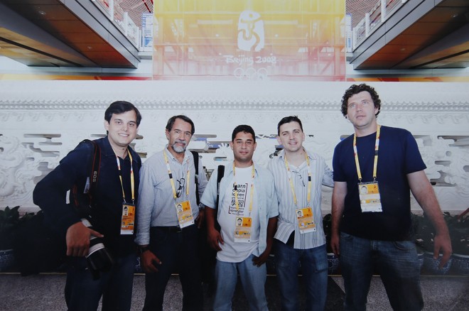 Rodolfo Bührer, Edson Militão, Jonathan Campos, Carlos Vicelli e Marcio Reinecken: equipe da Gazeta na cobertura de Pequim-2008. | Jonathan Campos/Gazeta do Povo