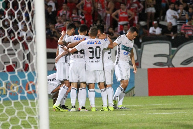 Jogadores comemoram gol de Kléber, com assistência de Kazim, no primeiro tento com o “selo” KK | /Folhapress