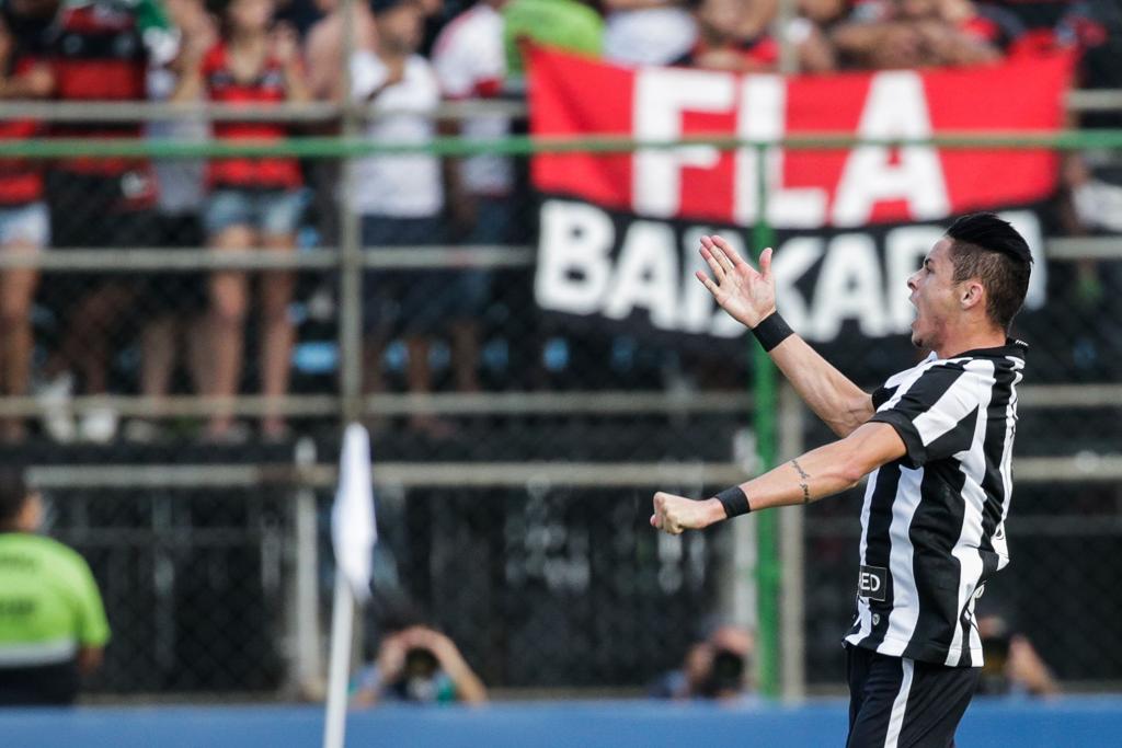 Diogo Barbosa marcou o primeiro gol do Botafogo no clássico. | Rudy Trindade/FramePhoto/Folhapress