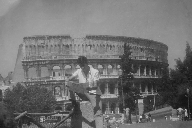 Na escala para Londres na Copa de 1966, Militão lê o jornal em frente ao Coliseu, em Roma. | Arquivo pessoal