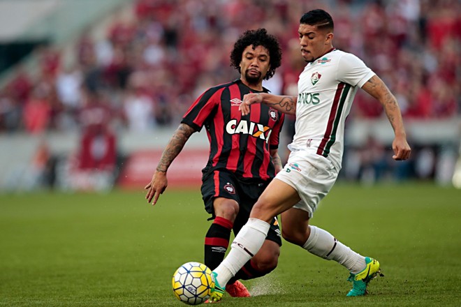 Otávio disputa lance no meio-campo | 