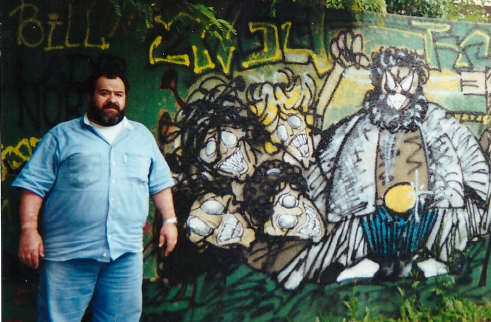 Luiz Fernando Sanseverino Freitas: o dom de ensinar de um biólogo protetor Luiz Fernando com o muro grafitado em sua homenagem no Colégio Estadual Professor Loureiro Fernandes | Arquivo pessoal/Maria Carolina Sanseverino